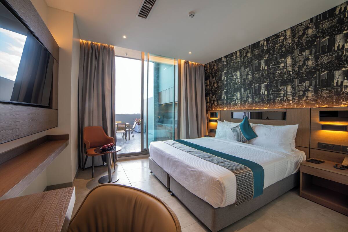 Club Room | In-room safe, desk, blackout curtains, soundproofing