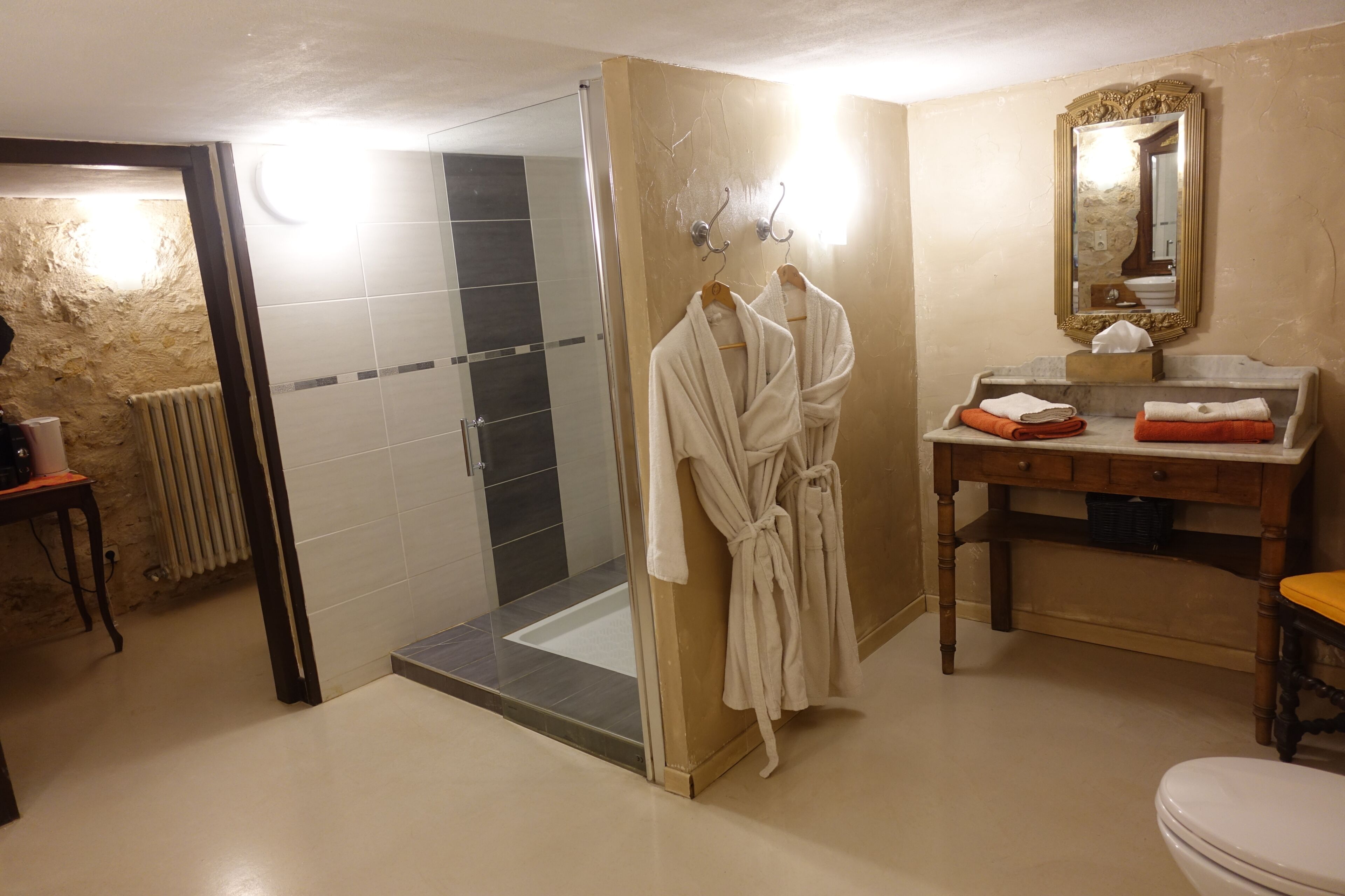 Sèche-cheveux, serviettes fournies, savon, papier toilette