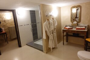 Een haardroger, handdoeken, zeep, toiletpapier