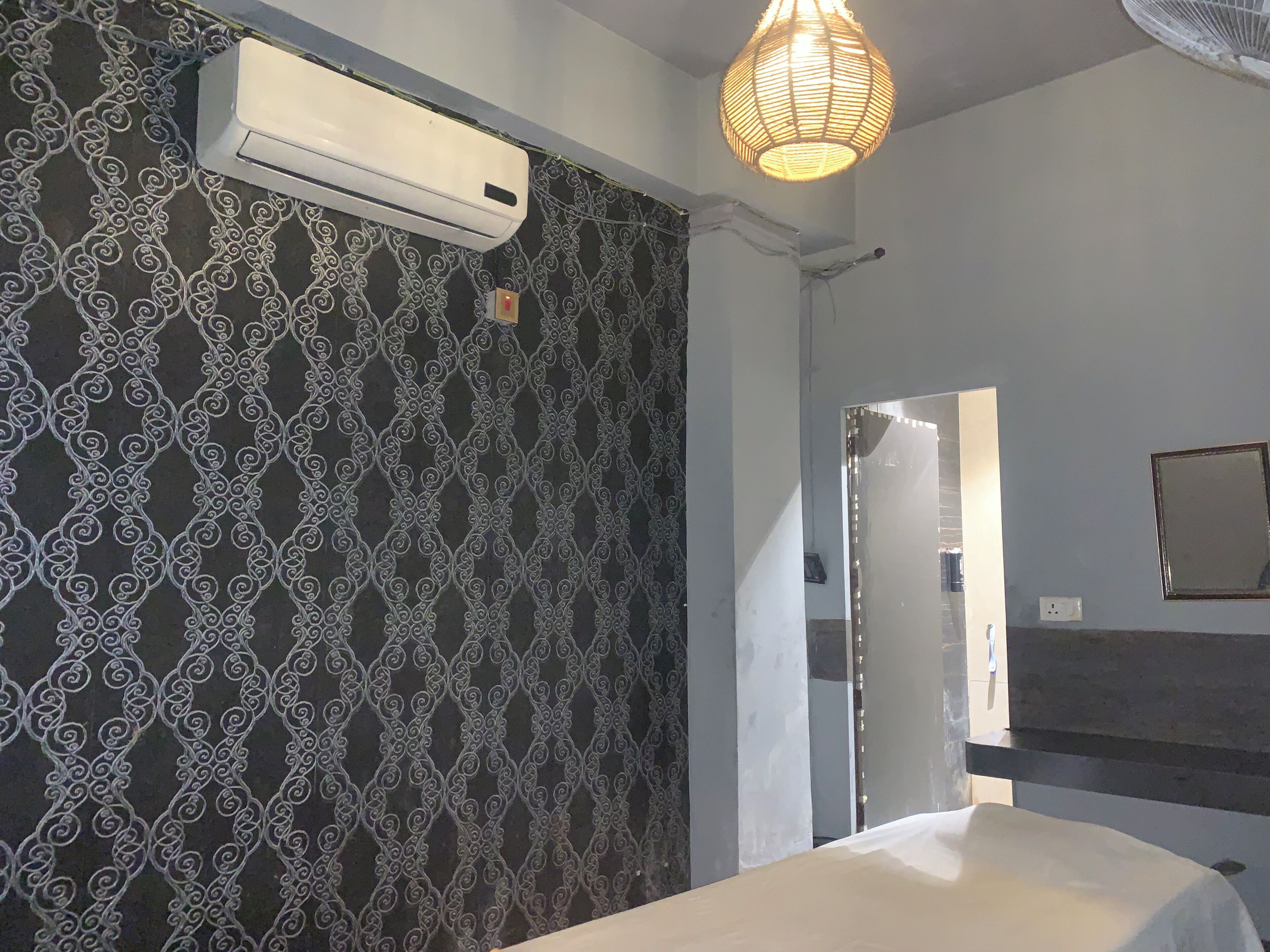 Habitación Deluxe doble, vistas a la ciudad | Baño | Ducha, artículos de higiene personal gratuitos y secador de pelo