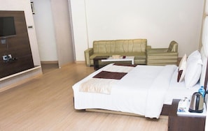 Suite Room, Non Smoking, City View | เครื่องนอนระดับพรีเมียม, โต๊ะทำงาน, พื้นที่ทำงานแบบใช้แล็ปท็อป