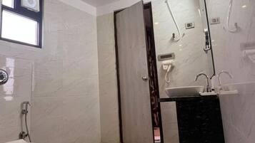 Suite Room, Non Smoking, City View | Badezimmer