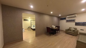 Suite Room, Non Smoking, City View | เครื่องนอนระดับพรีเมียม, โต๊ะทำงาน, พื้นที่ทำงานแบบใช้แล็ปท็อป