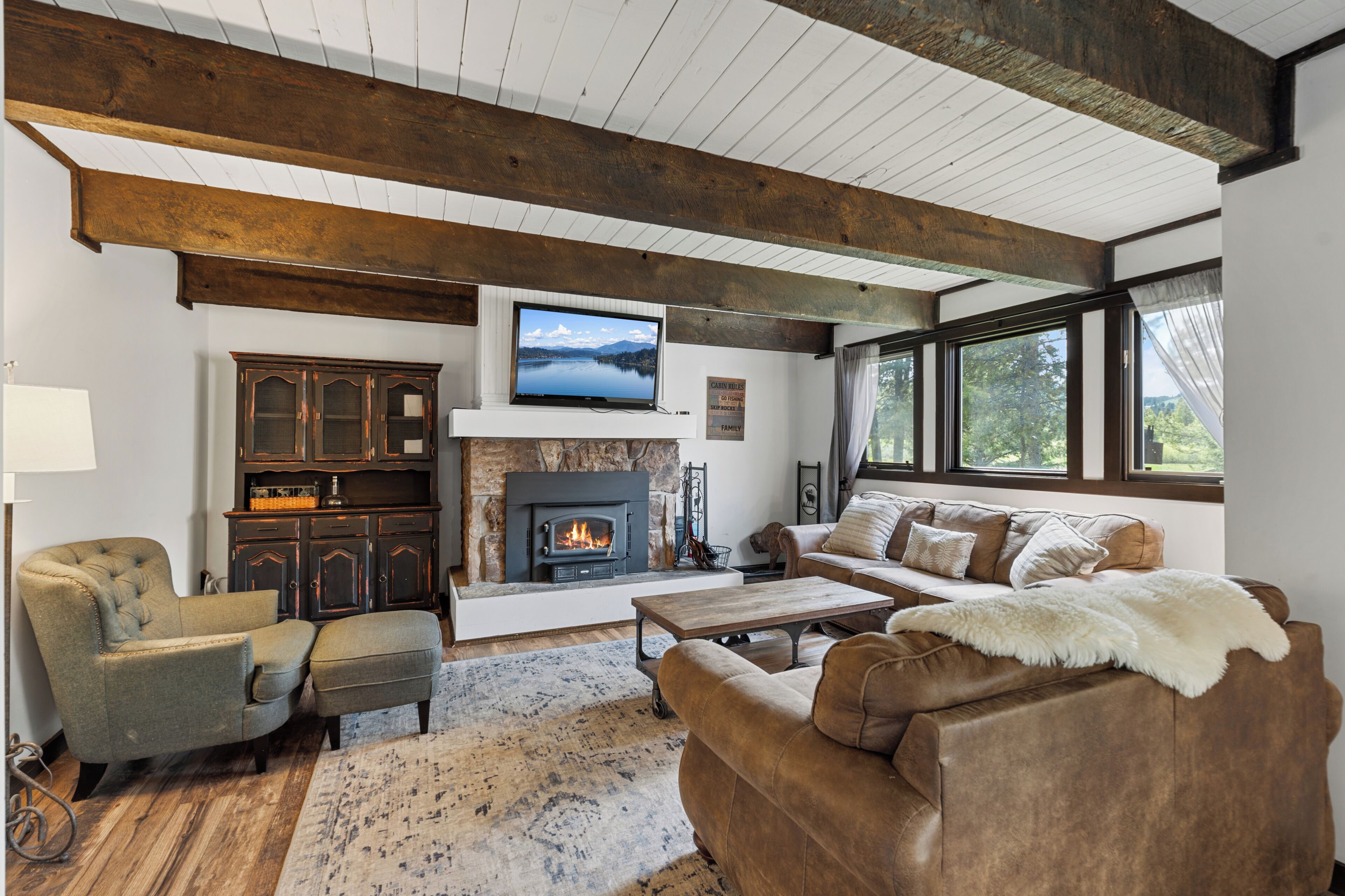 Smart TV y chimenea 