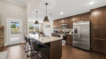 House, 3 Bedrooms | Private kitchen | Coffee/tea maker, fridge, oven, toaster