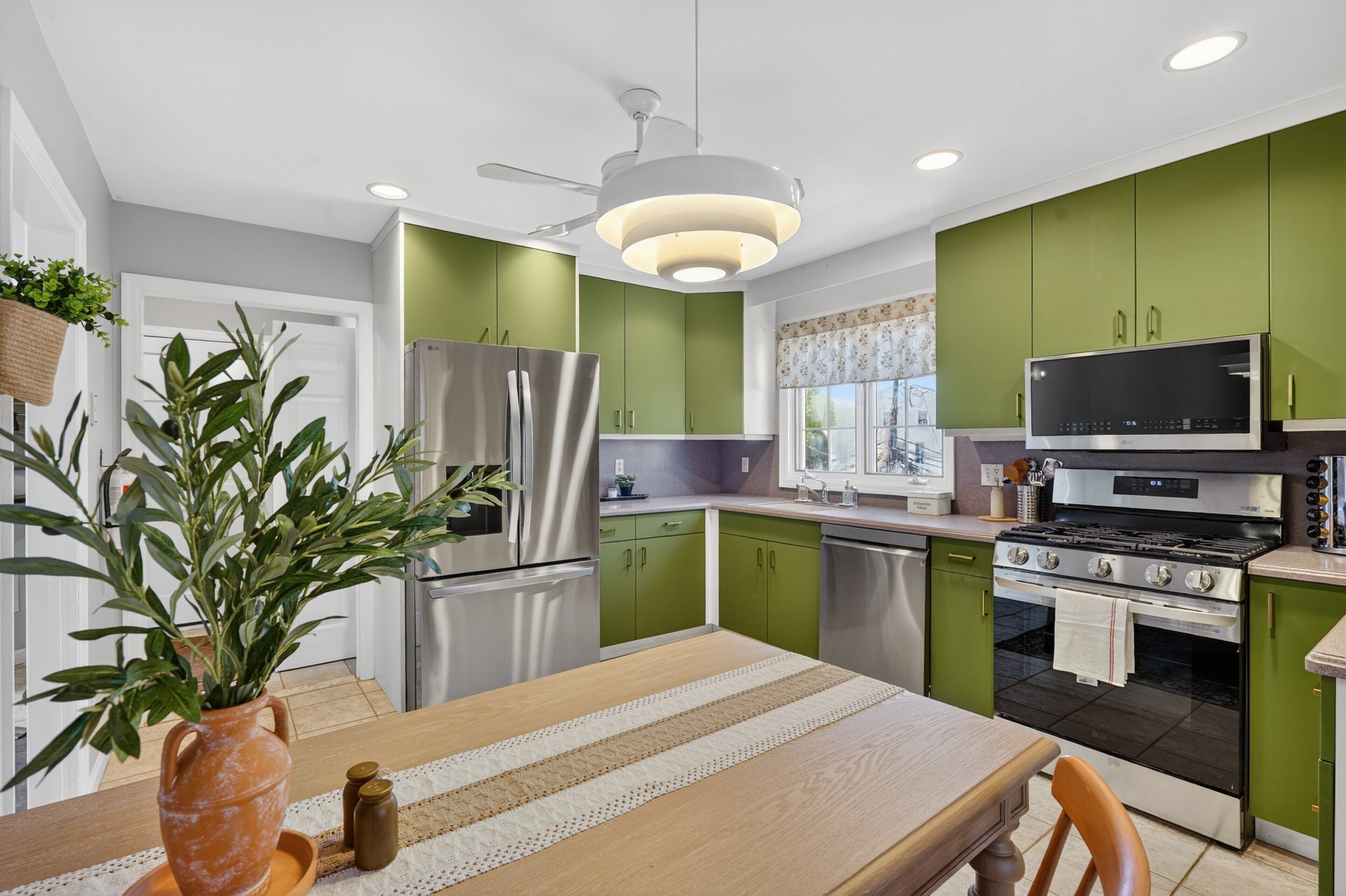 Condo, 3 Bedrooms | Private kitchen | Fridge, oven, coffee/tea maker, toaster