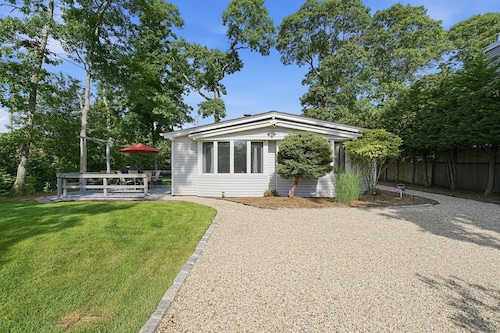Modern Hampton Bays Cottage Near Beaches & Town 2 Bedroom Cottage