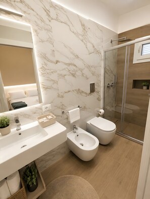 Shower, hair dryer, towels - Apartment 'Naxos Sea View' with Sea View, Wi-Fi and Air Conditioning (Naxos)
