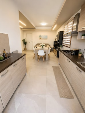 Frigorifero, forno, piano cottura, lavastoviglie