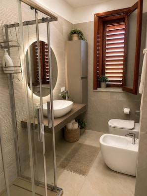 Doccia, asciugacapelli, asciugamani