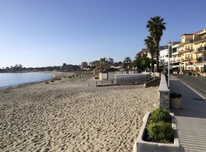 Una spiaggia nelle vicinanze
