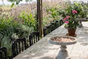 Outdoor dining - Vrbo Property (Ingber)