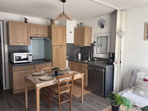 Wasserkocher mit Kaffee-/Teezubehör, Kühlschrank, Mikrowelle, Herdplatte