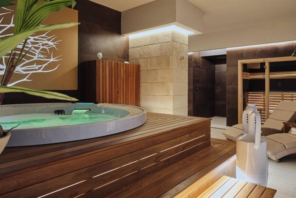 Sauna seca, banheira de hidromassagem, sauna a vapor, massagens