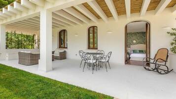 Suíte luxo, varanda, vista para o jardim | Terraço/pátio