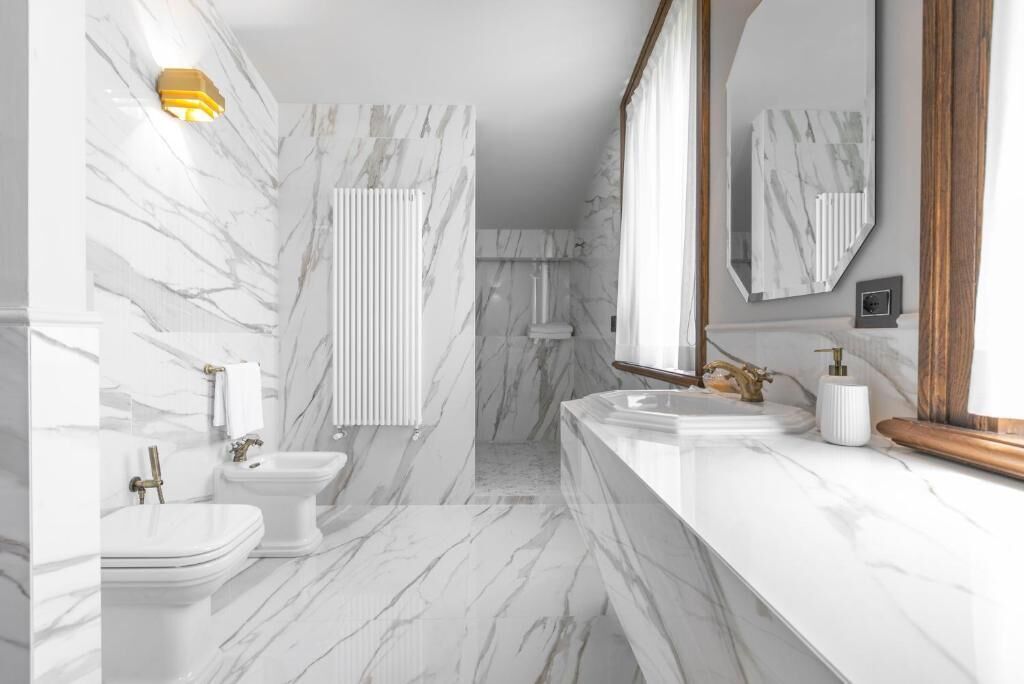 Suite Deluxe, patio, vue piscine | Salle de bain | Articles de toilette gratuits, sèche-cheveux, serviettes fournies, savon