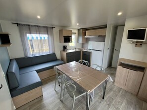 A compact kitchenette with a microwave, coffee maker, and refrigerator. - Comfortable mobile home - 6 guests (Ambon)