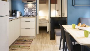 A compact kitchen with white cabinets, a coffee maker, and a patterned backsplash. - Mobile home - 6 guests, pets welcome (Séez)