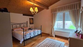 3 bedrooms, iron/ironing board, free WiFi, bed sheets