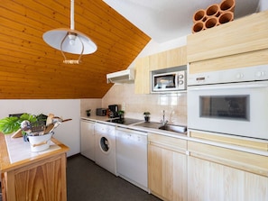 Wasserkocher mit Kaffee-/Teezubehör, Kühlschrank, Mikrowelle, Ofen