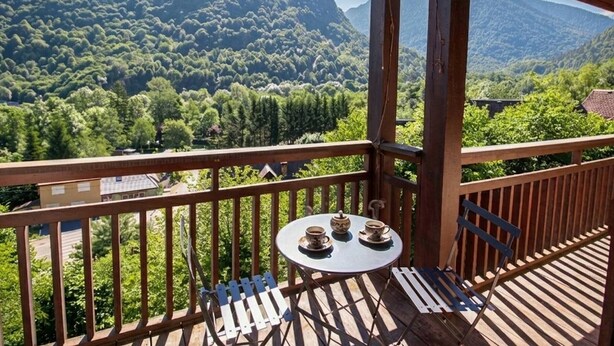 A balcony with a table and chairs, overlooking a mountainous landscape. - Apartment with mountain view - 4 guests (Bagnères-de-Luchon)