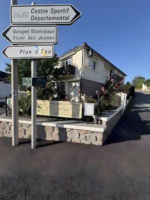 Ein Gebäude mit einem Schild, auf dem 'Centre Sportif Départemental' und 'Garages Municipaux Foyer des Jeunes' steht.