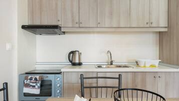 Cafetera/tetera, refrigerador, horno, placa de cocina