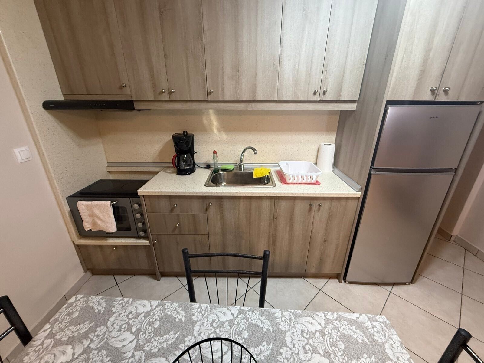 Fridge, oven, stovetop, coffee/tea maker