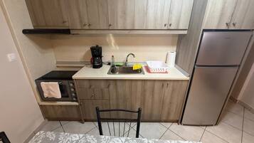 Fridge, oven, stovetop, coffee/tea maker