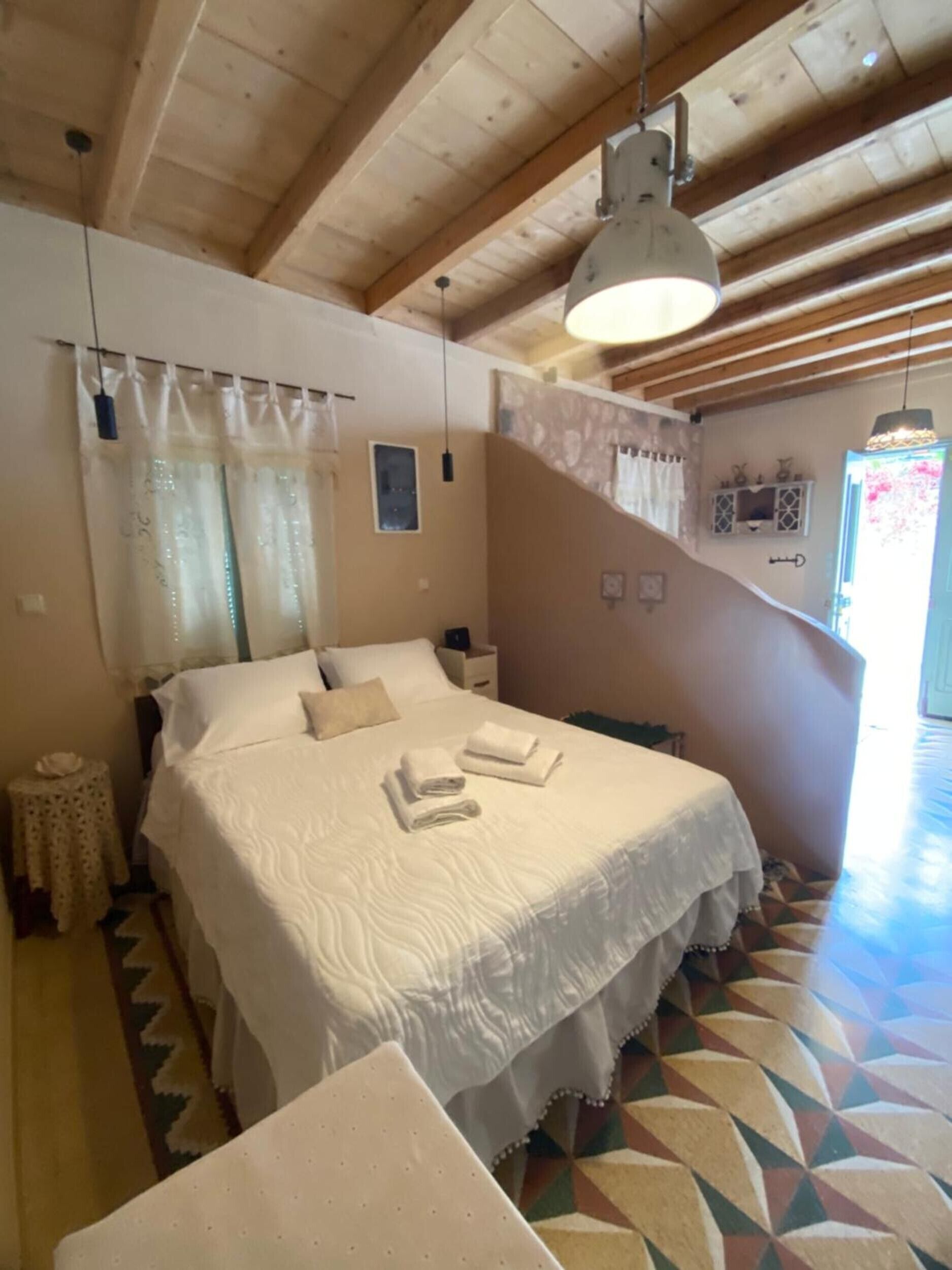 Tabla de planchar con plancha, wifi y ropa de cama 