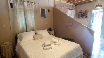 Tabla de planchar con plancha, wifi y ropa de cama