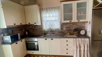 Geladeira, fogão, cooktop, cafeteira/chaleira