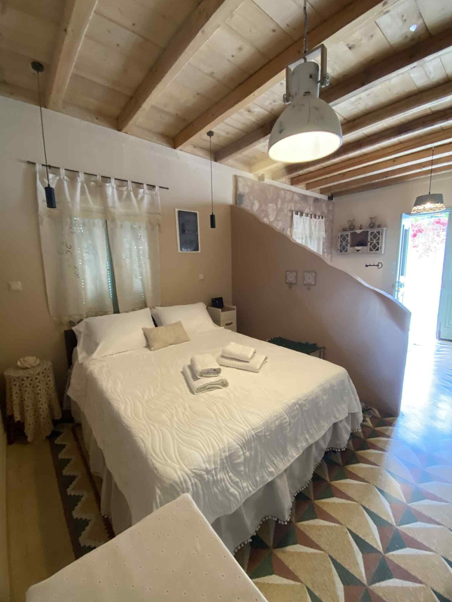 Tabla de planchar con plancha, wifi y ropa de cama 