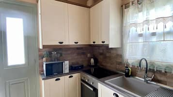Kühlschrank, Ofen, Herdplatte, Wasserkocher mit Kaffee-/Teezubehör