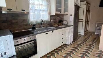 Refrigerador, horno, parrilla de estufa y cafetera y tetera
