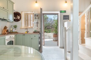 Fridge, oven, stovetop, electric kettle