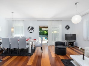 Villa (Ester premium stay - Villa with pool) | Salle de séjour | Téléviseur à écran plat de 32 po avec télévision par satellite