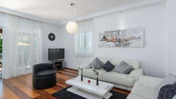 Villa (Ester premium stay - Villa with pool) | Living room | 32-inch flat-screen TV with satellite channels