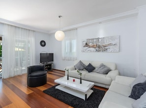 Villa (Ester premium stay - Villa with pool) | Salle de séjour | Téléviseur à écran plat de 32 po avec télévision par satellite