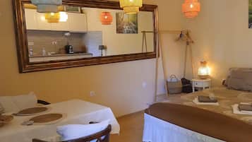 Estúdio (Studio Apartment with Terrace) | Wi-Fi de cortesia
