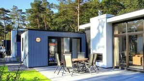 A modern house with a patio, a dining table, and chairs. - Holiday Home in Nijkerk With Terrace (Nijkerk)