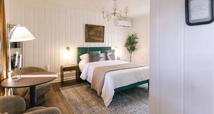 Restored 1960s Motel, Luxe Studio Suite, Woodland Retreat