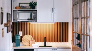 Kaffetrakter/tekoker, kjøleskap, mikrobølgeovn og ovn