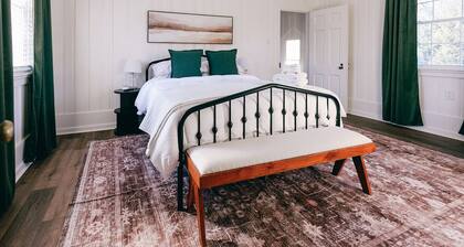 Restored 1960s Motel, Luxe 2 Bedroom Suite, Woodland Retreat