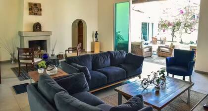 Quinta Los Caballos Suite #1 / Habitación en hotel boutique en Ajijic, México.