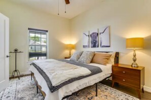Room - 3-bedroom 2 Unit Cozy Family House Mins to Stockyards and DT Ft Worth! (Fort Worth)