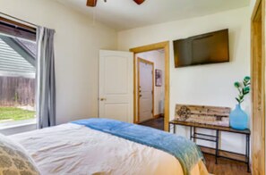 Room - 3-bedroom 2 Unit Cozy Family House Mins to Stockyards and DT Ft Worth! (Fort Worth)