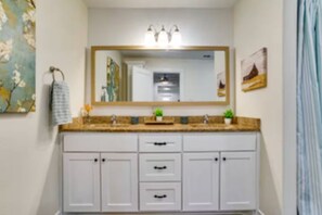 Bathroom - 3-bedroom 2 Unit Cozy Family House Mins to Stockyards and DT Ft Worth! (Fort Worth)