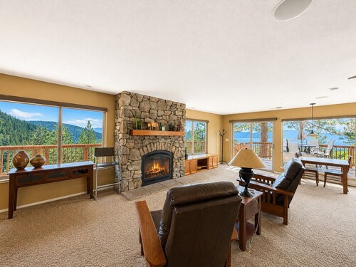 New Property Lake View Retreat, HotTub, AC, Lake Views, close to town (SL175)