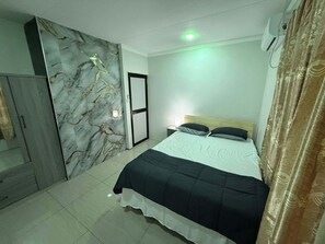 Iron/ironing board, WiFi, bed sheets - Lautoka Tropical Haven – 4BR with Amazing Views (Lautoka)
